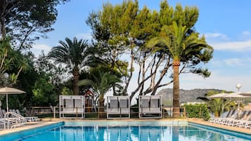 Piscina coperta, 2 piscine all'aperto, lettini