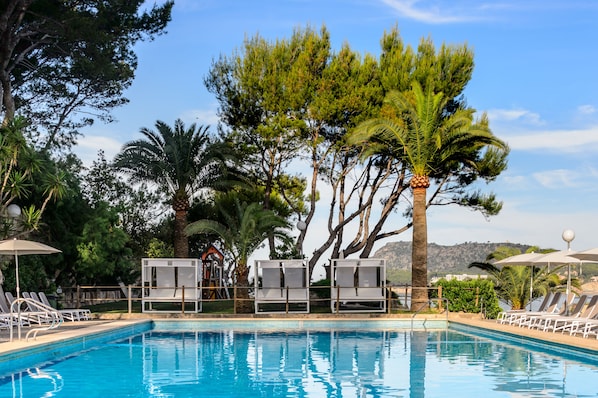 Indendørs pool, 2 udendørs pools, liggestole