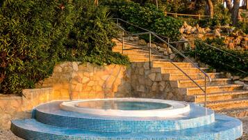 Indoor pool, 2 outdoor pools, pool loungers