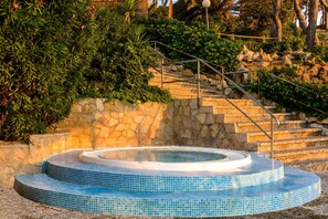 Piscina coperta, 2 piscine all'aperto, lettini