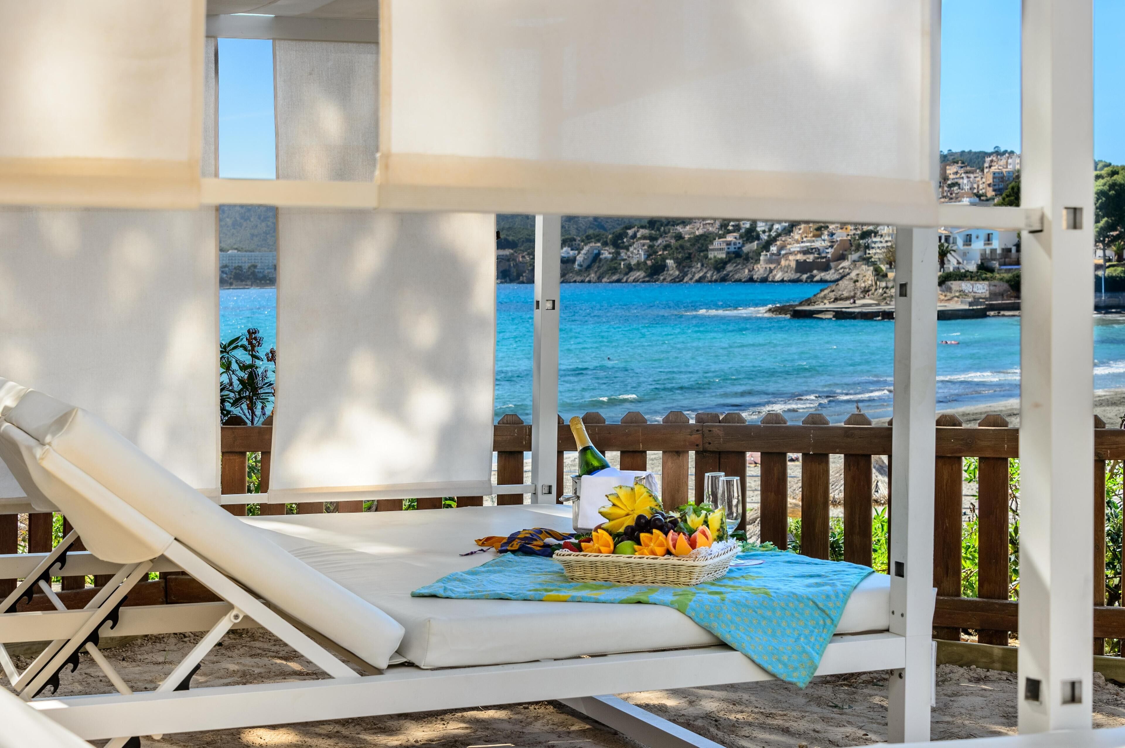 Inomhuspool, 2 utomhuspooler och solstolar