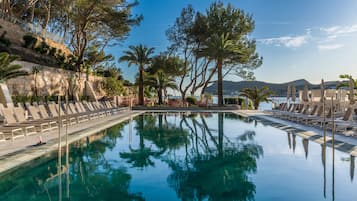 Indoor pool, 2 outdoor pools, pool loungers