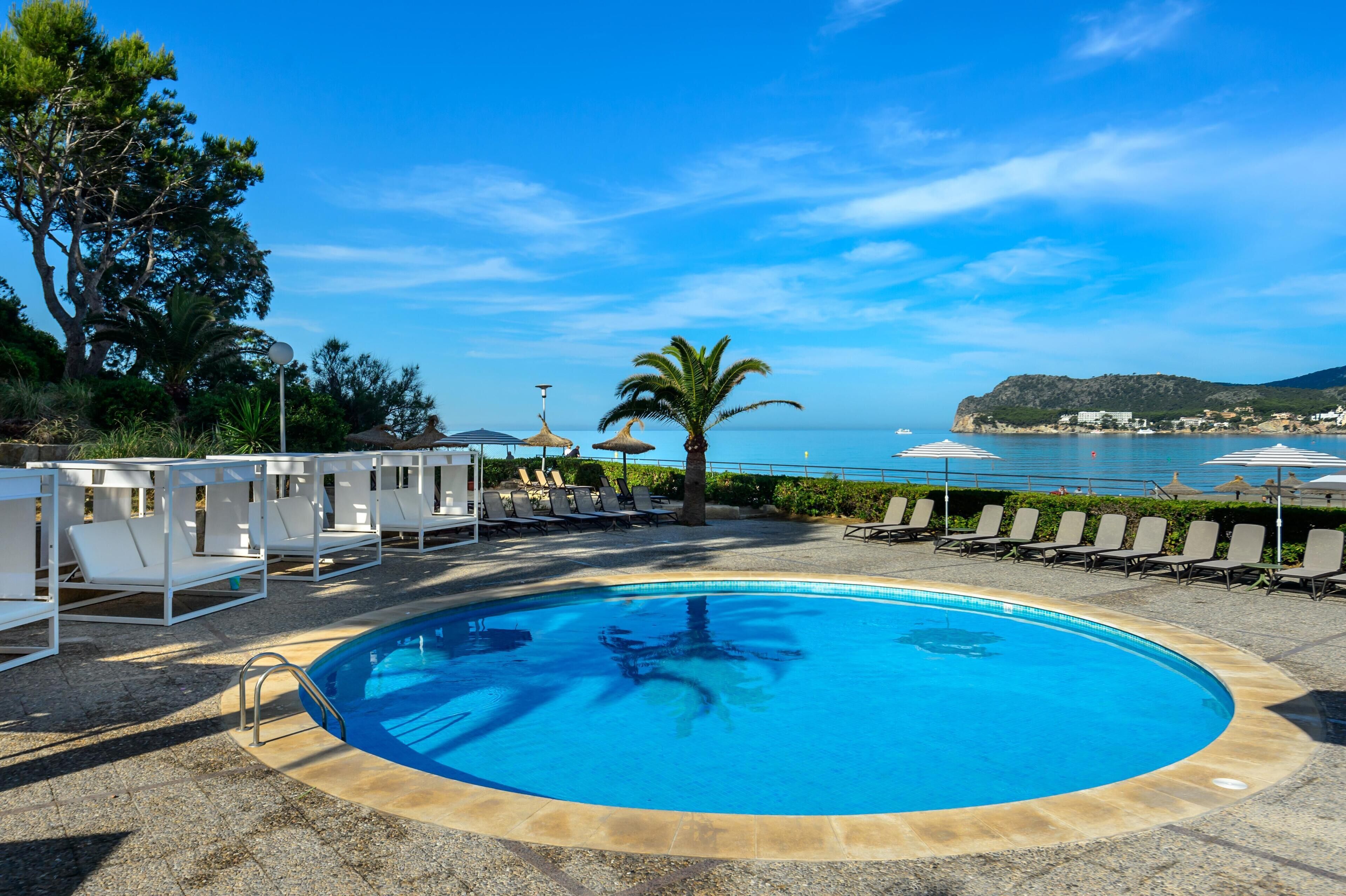 Piscine couverte, 2 piscines extérieures, chaises longues