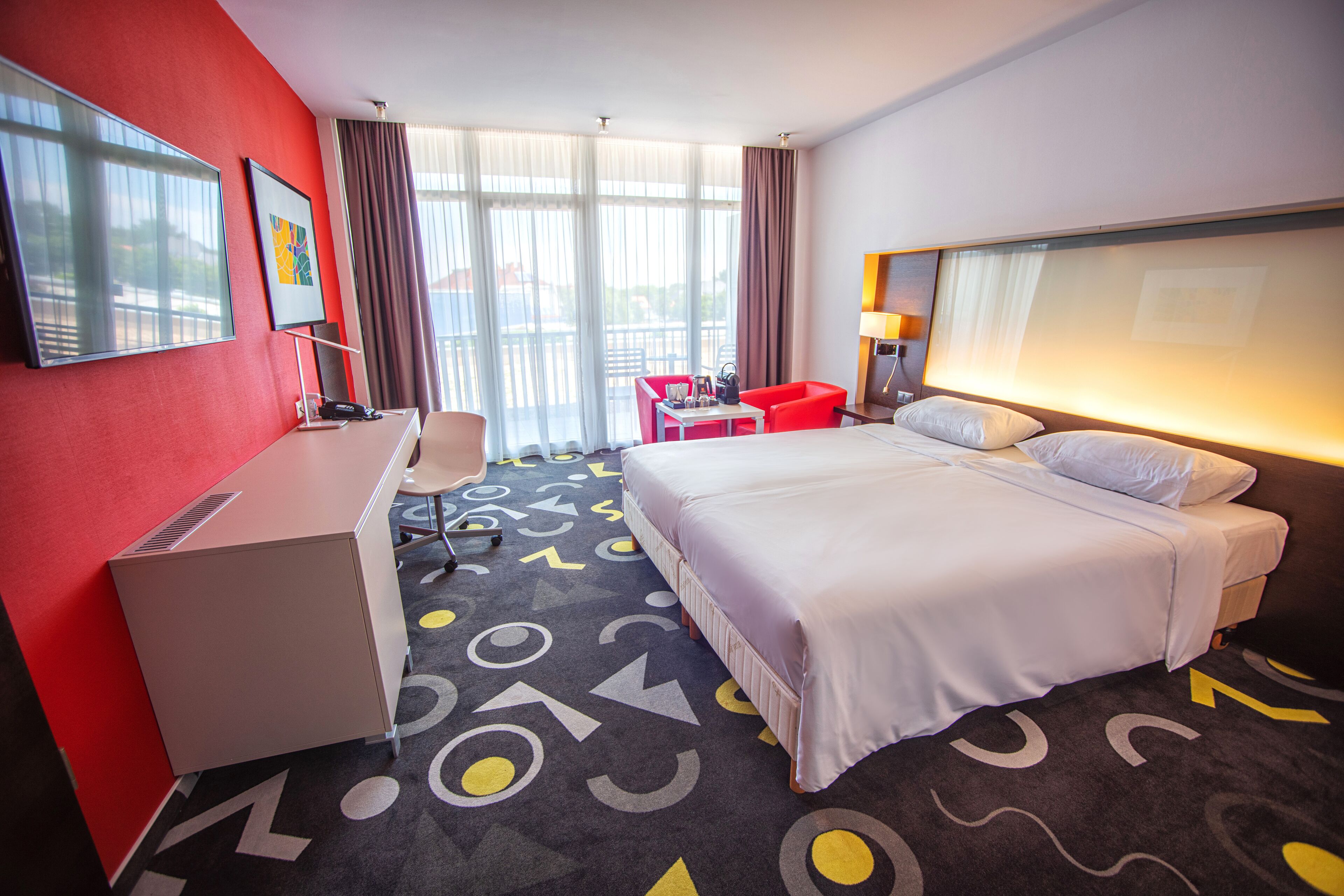 Standard Room | Minibar, in-room safe, desk, blackout drapes
