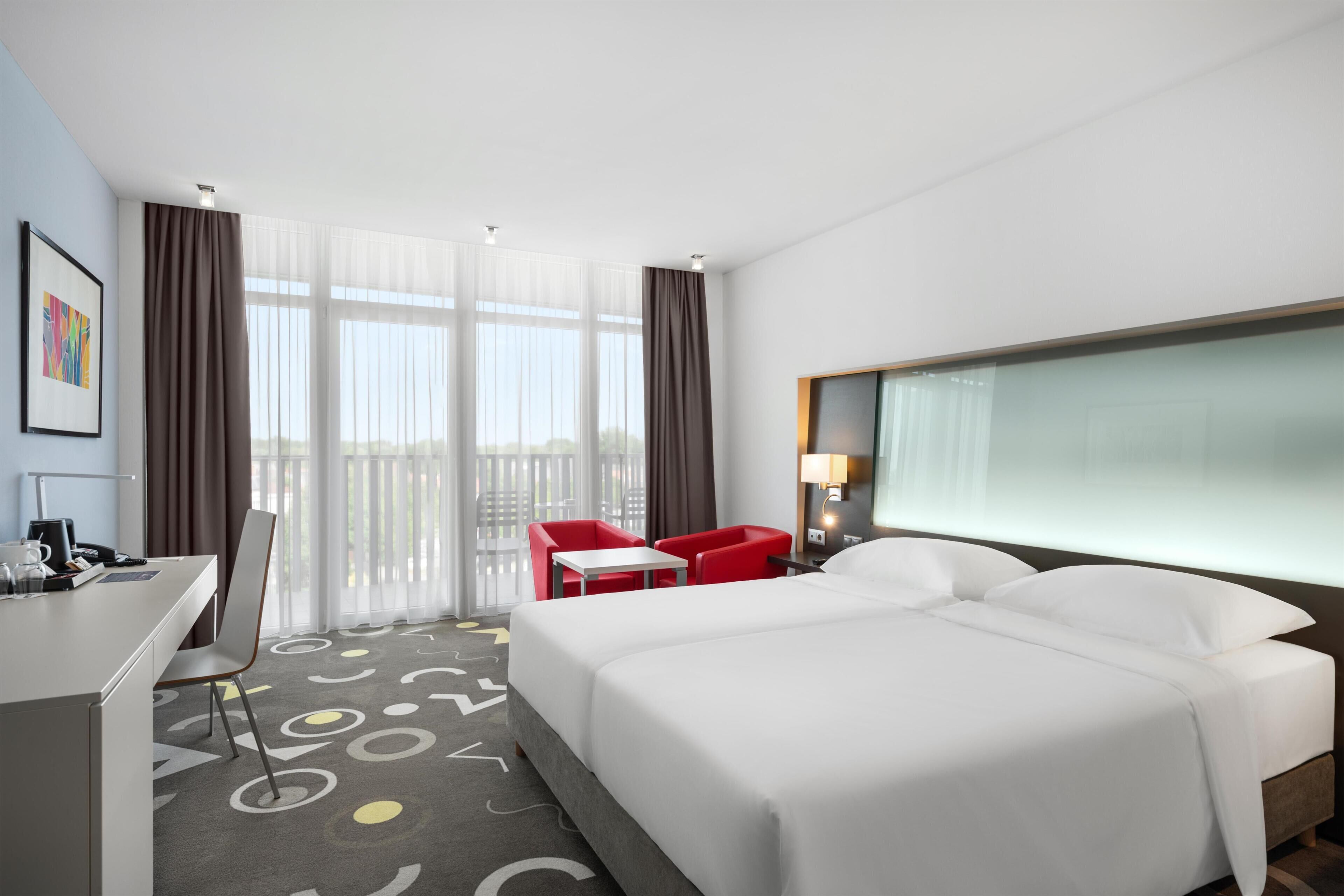 Standard Room | Minibar, in-room safe, desk, blackout drapes