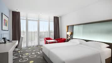 Standard Room | Minibar, in-room safe, desk, blackout drapes