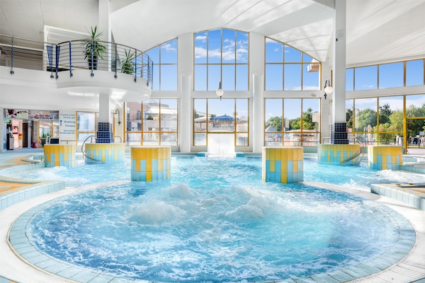 6 outdoor pools