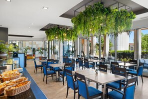 朝食、ランチ、ディナーに営業