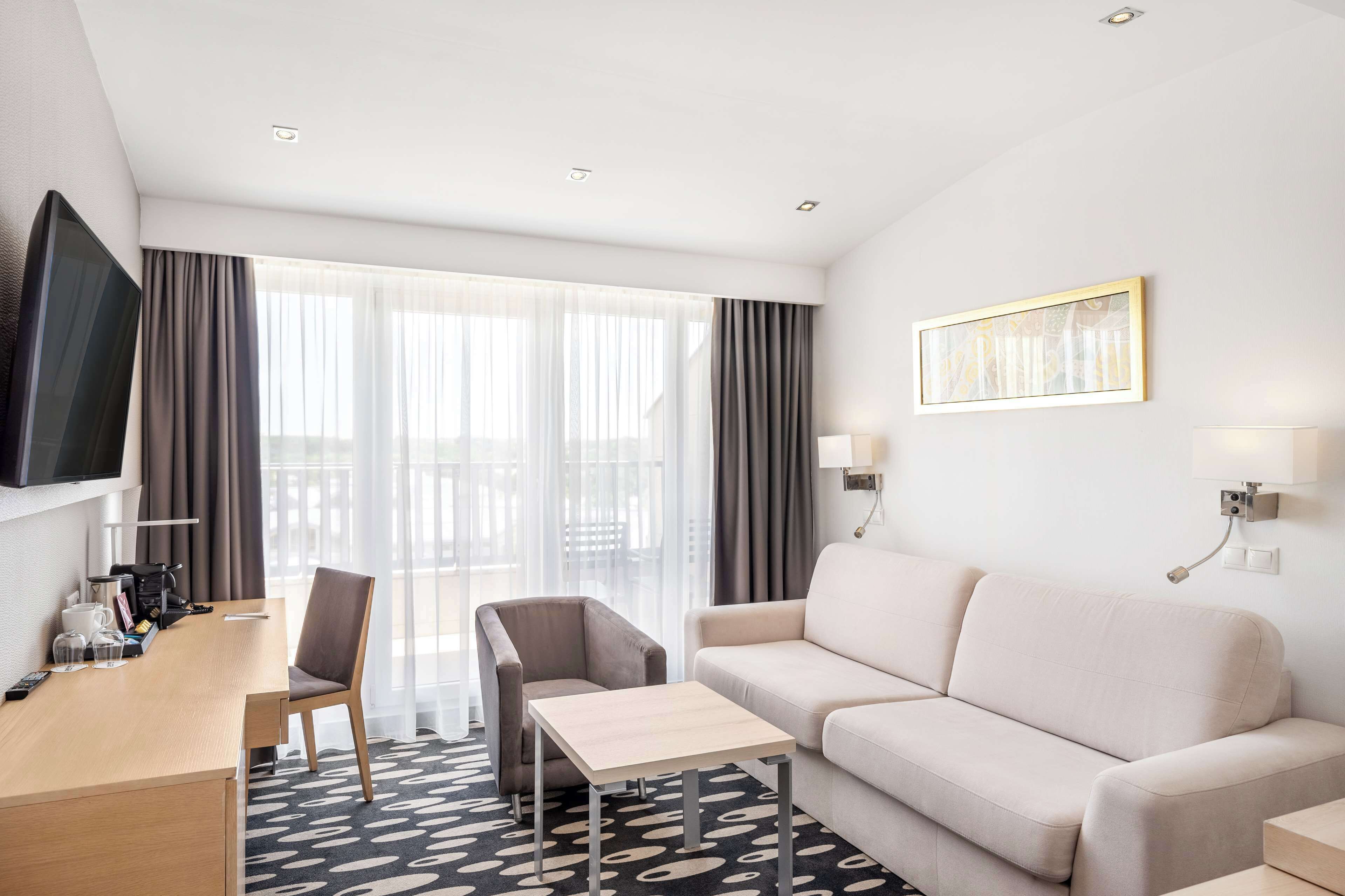 suite (top floor) | minibar, in-room safe, desk, blackout curtains