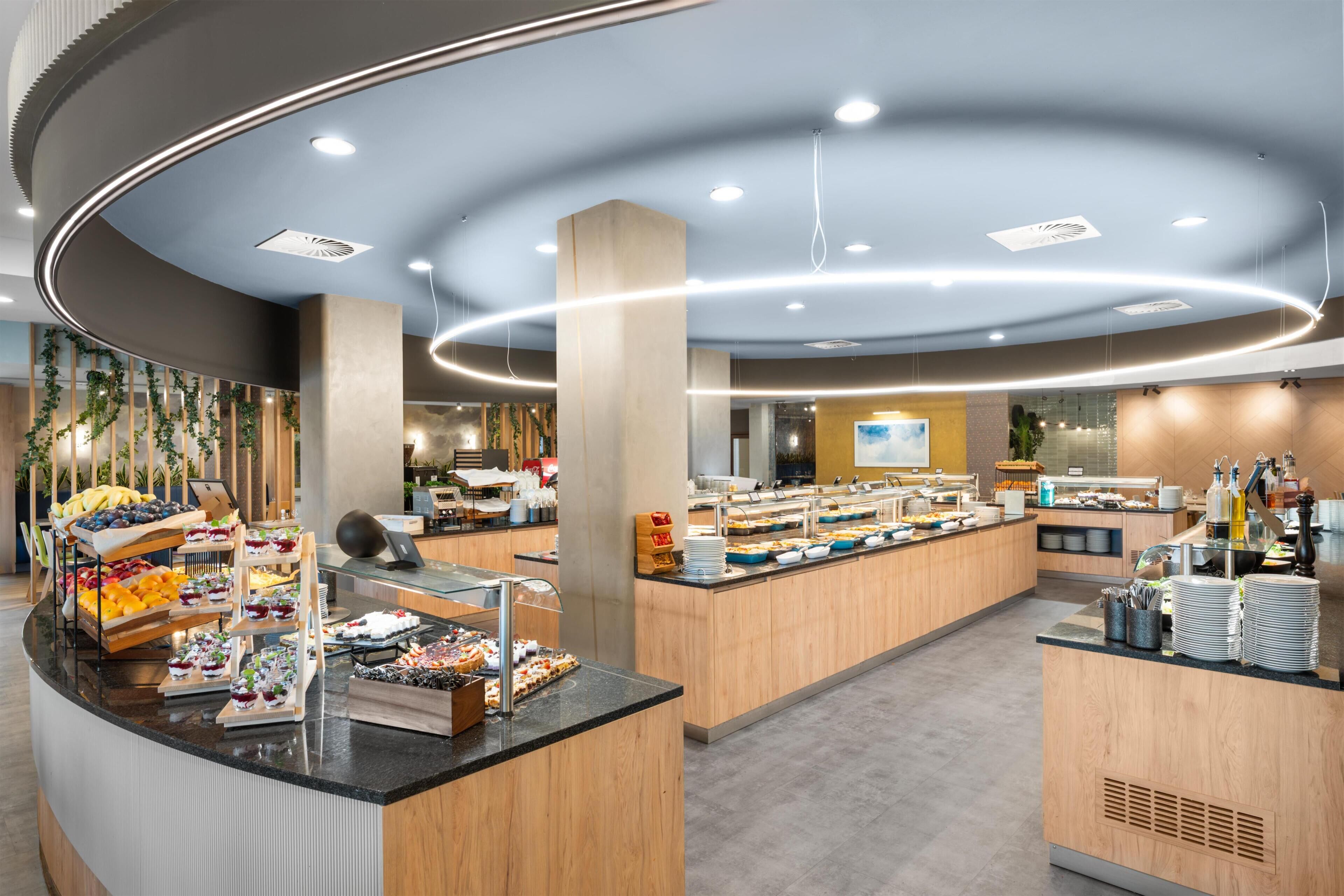 Ein modernes Frühstücksbuffet mit einer Auswahl an Speisen und ansprechendem, zeitgemäßem Design.