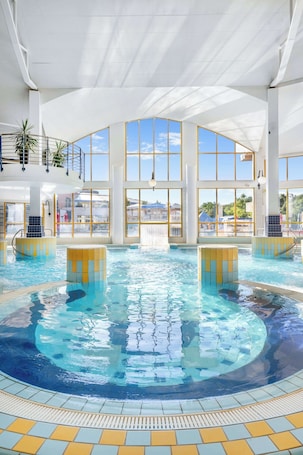 6 piscinas al aire libre. Park Inn by Radisson Sárvár Resort & Spa