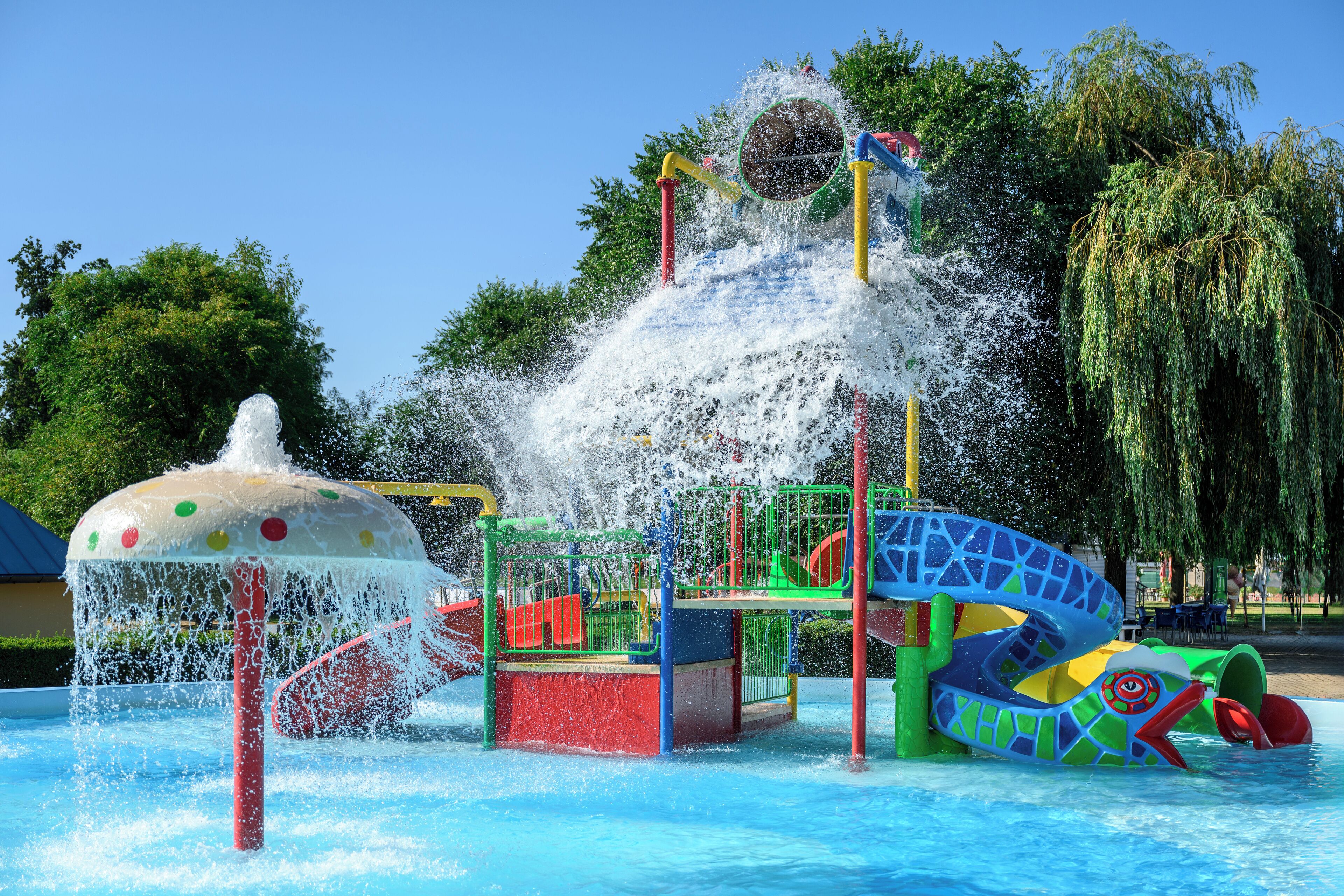 Un espace de jeux aquatiques comprenant diverses structures et toboggans.