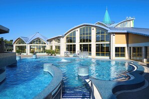 6 outdoor pools
