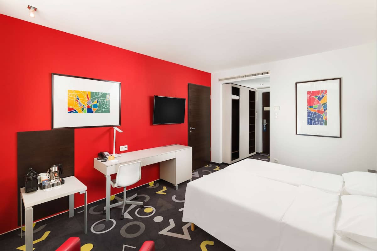 Standard Room | Minibar, in-room safe, desk, blackout drapes