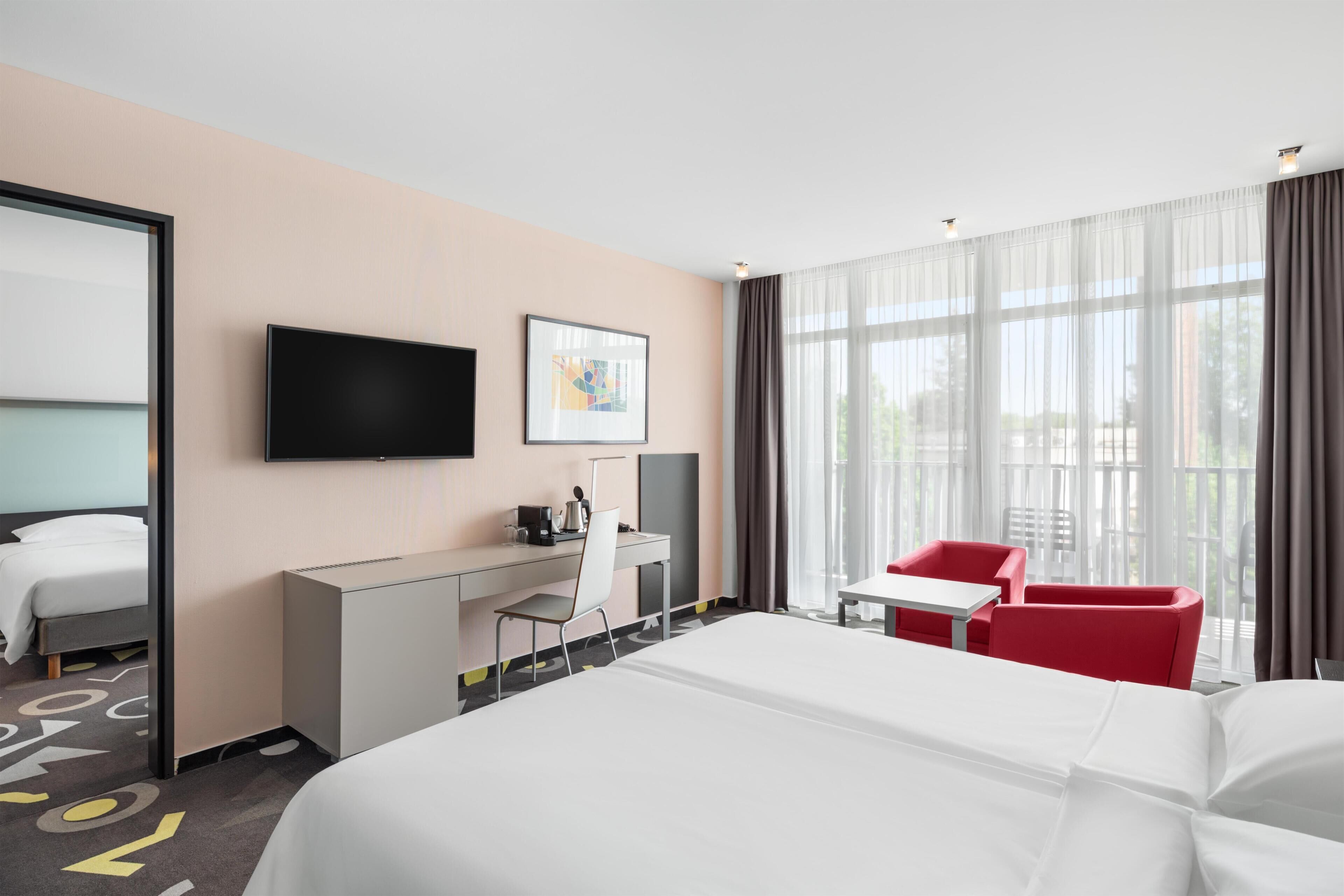 Suite, 1 Bedroom | Minibar, in-room safe, desk, blackout drapes