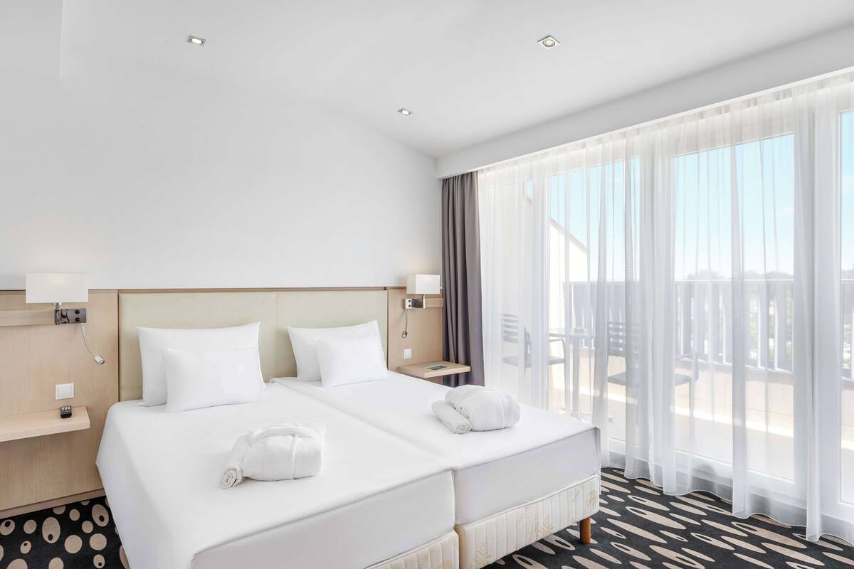 suite (top floor) | minibar, in-room safe, desk, blackout curtains