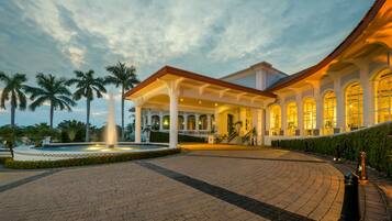 Vista frontal de la propiedad