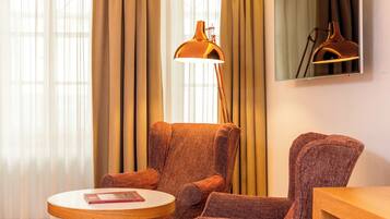 Junior-Suite | Wohnbereich | 80-cm-Flachbildfernseher mit Satellitenempfang, Fernseher