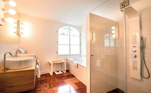 Suite exclusiva, 1 llit de matrimoni gran, terrassa, vistes a la ciutat | Bany | Articles de tocador de disseny, assecador de cabells i barnussos 