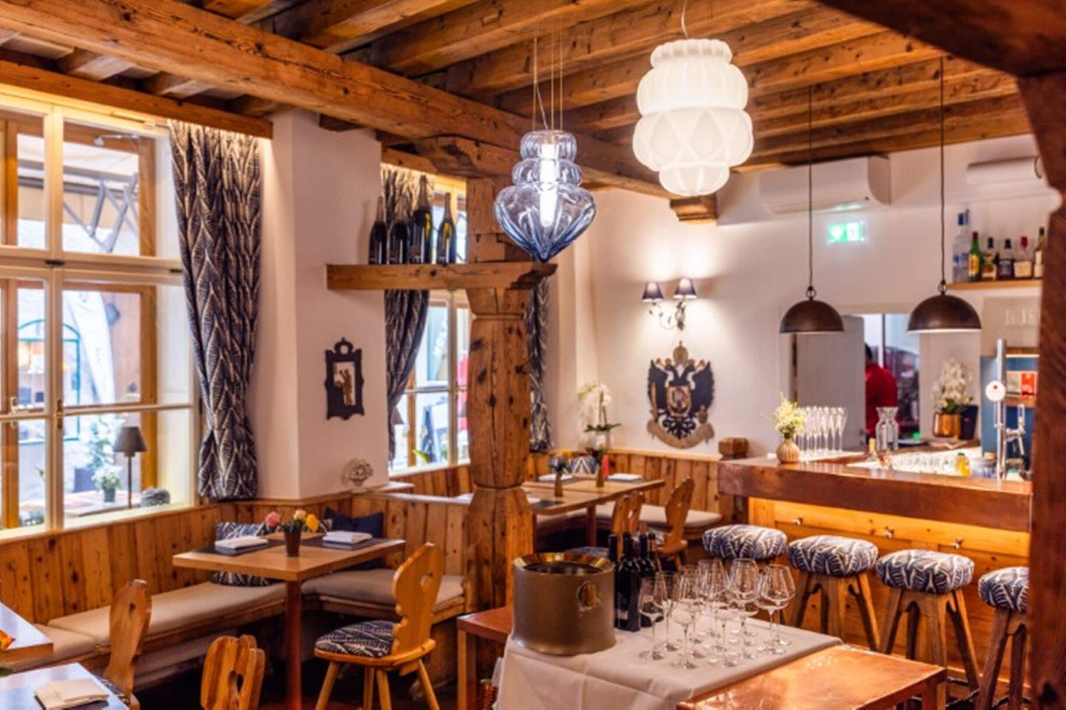 Déjeuner et dîner servis sur place, spécialités Cuisine internationale