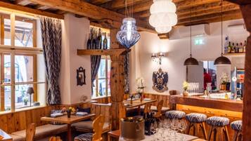 Lunch and dinner served, international cuisine