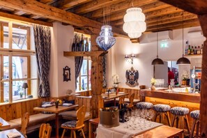 供應午餐和晚餐,國際料理