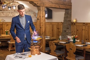 Lunch and dinner served, international cuisine