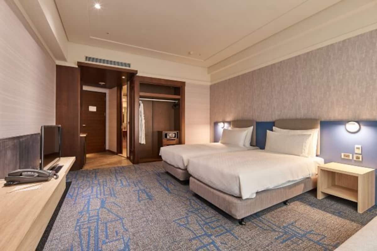 Premium bedding, down comforters, free minibar, in-room safe