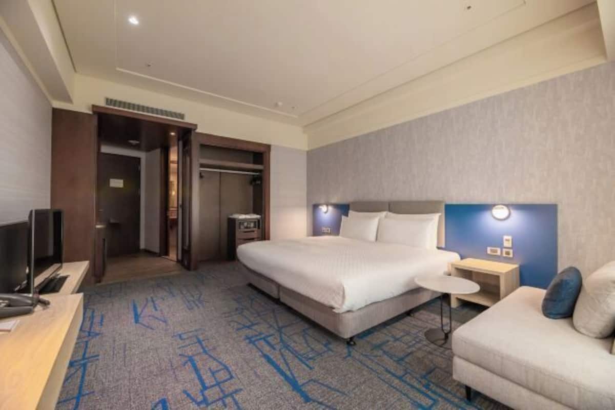 Premium bedding, down comforters, free minibar, in-room safe