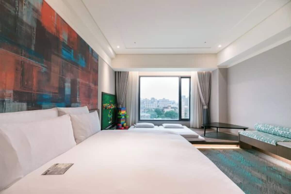 Premium bedding, down comforters, free minibar, in-room safe