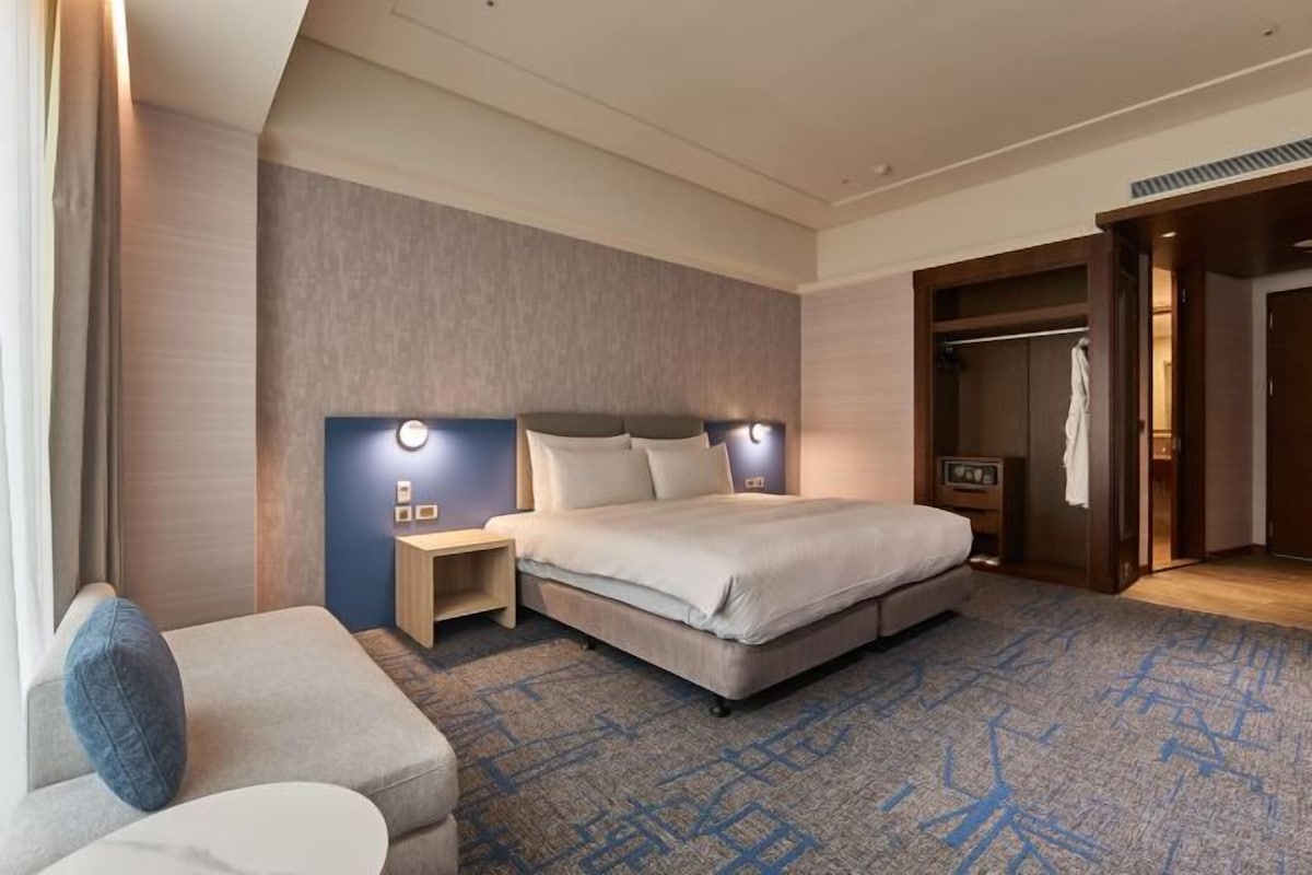 Premium bedding, down comforters, minibar (free items), in-room safe