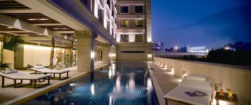 Outdoor pool, pool umbrellas, sun loungers