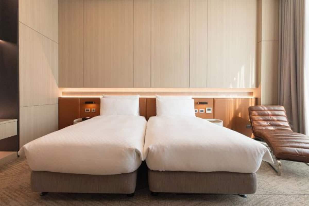 Premium bedding, down comforters, free minibar, in-room safe