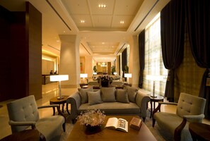 Área de estar no saguão