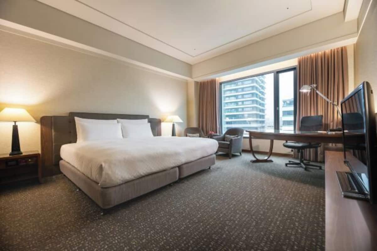 Premium bedding, down comforters, free minibar, in-room safe