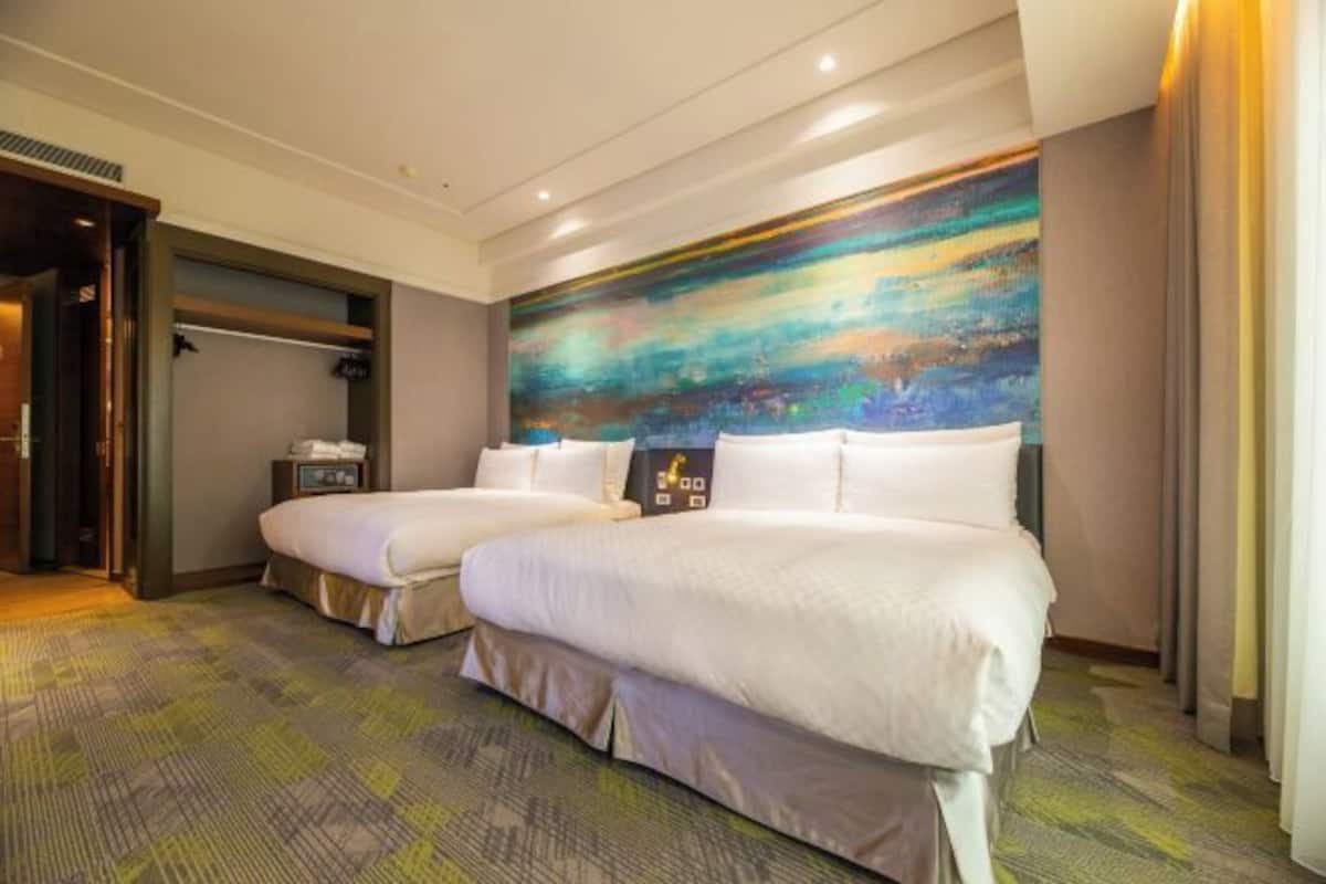 Premium bedding, down comforters, free minibar, in-room safe