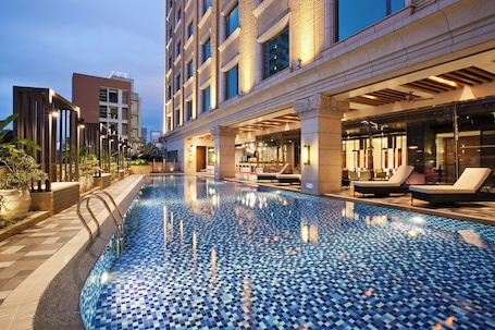 Outdoor pool, pool umbrellas, pool loungers. Miramar Garden Taipei