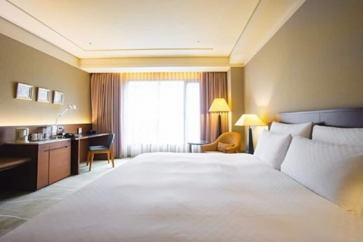 Premium bedding, down comforters, free minibar, in-room safe