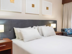 Luxe beddengoed, een minibar, een kluis op de kamer
