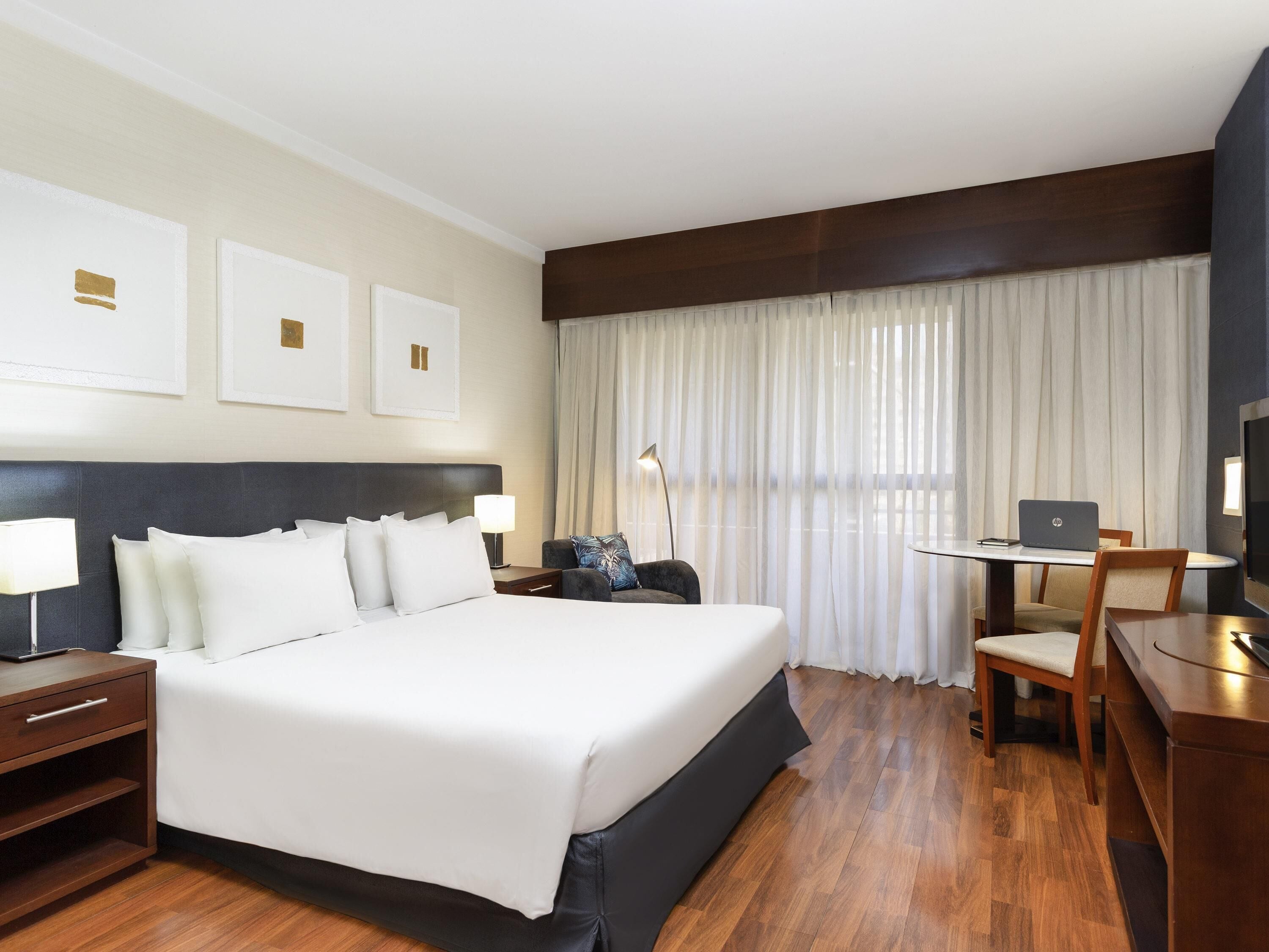 Ropa de cama de alta calidad y minibar 