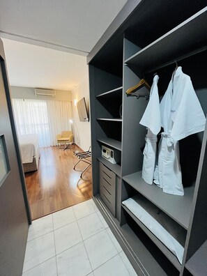 Junior Suite, 1 King Bed with Sofa bed | Bathroom | Rainfall showerhead, eco-friendly toiletries, hair dryer, towels - Mercure São Paulo Grand Plaza Paulista (São Paulo)