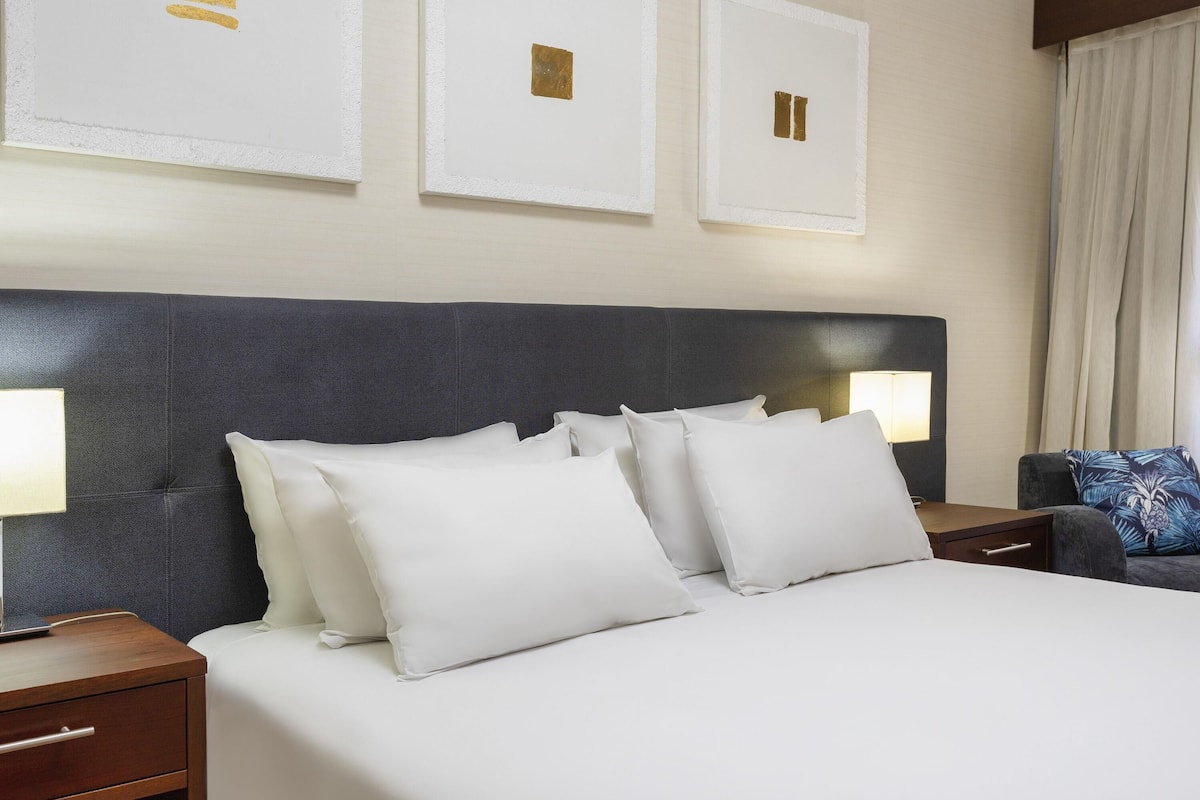 Peralatan tempat tidur premium, bar mini, peti besi dalam bilik