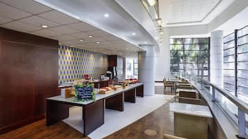 供应早餐、午餐和晚餐,国际美食