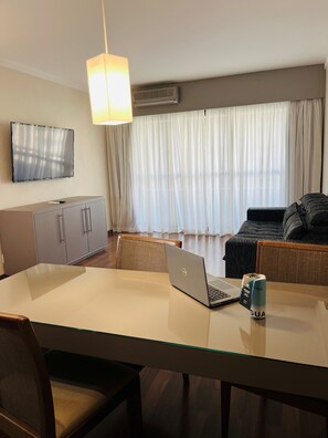 Junior-suite - 1 kingsize-seng med sovesofa | Premium-sengetøj, minibar, pengeskab på værelset, mørklægningsgardiner