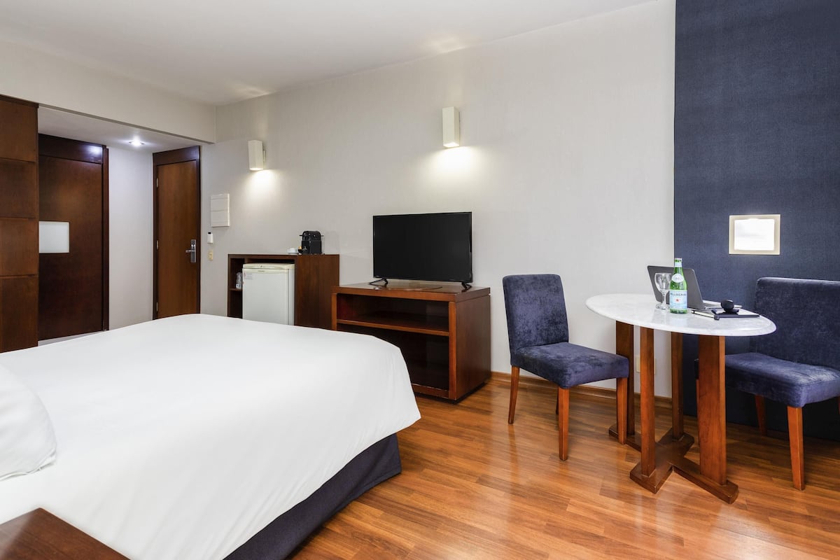 Superior Apartment, 1 Queen Bed | Premium bedding, minibar, in-room safe, blackout drapes