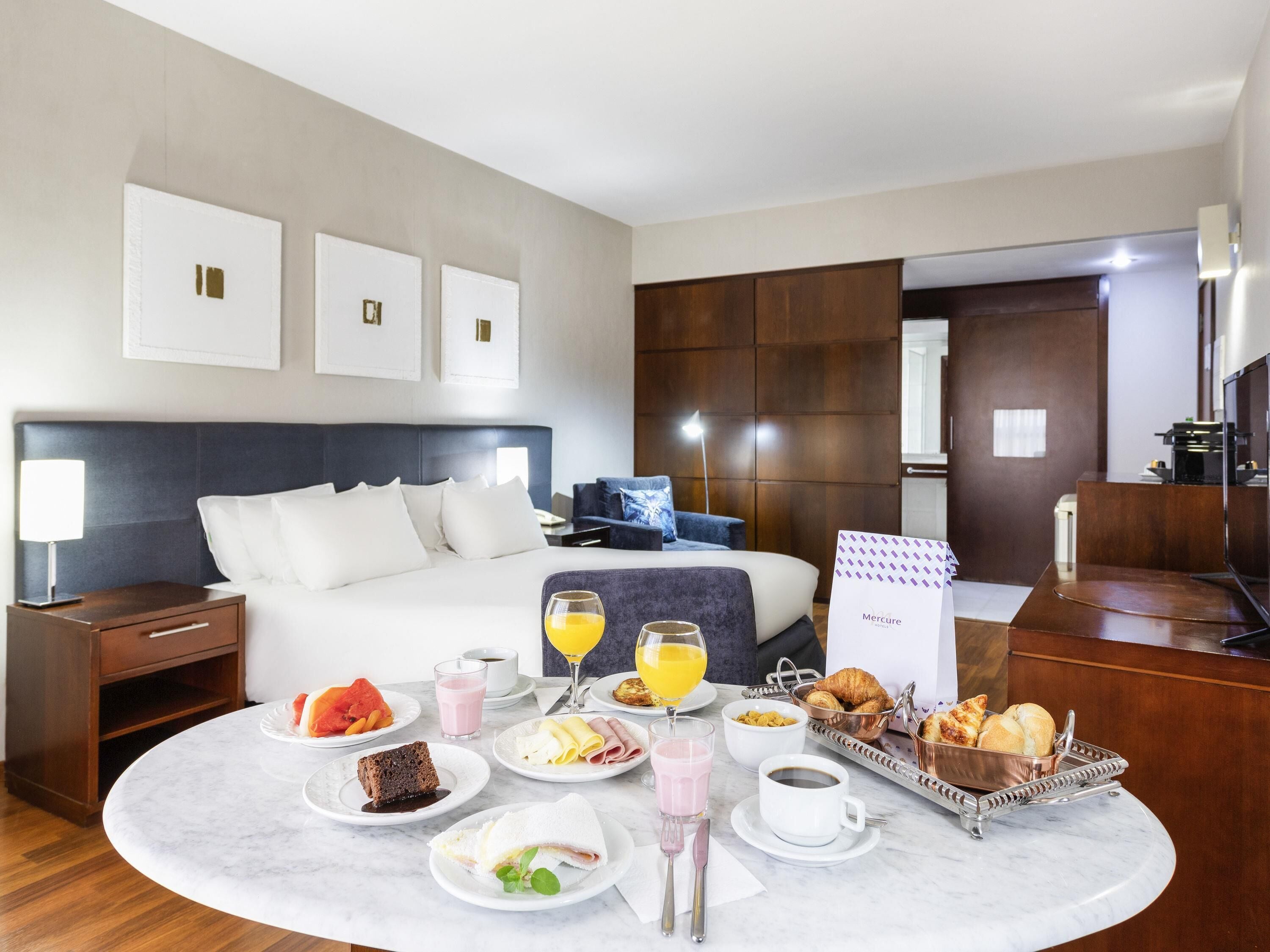 Ropa de cama de alta calidad y minibar 