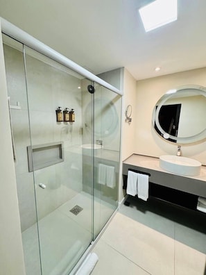 Privilege, Zimmer, 1 Doppelbett | Badezimmer | Regendusche, umweltfreundliche Kosmetikartikel, Haartrockner, Handtücher