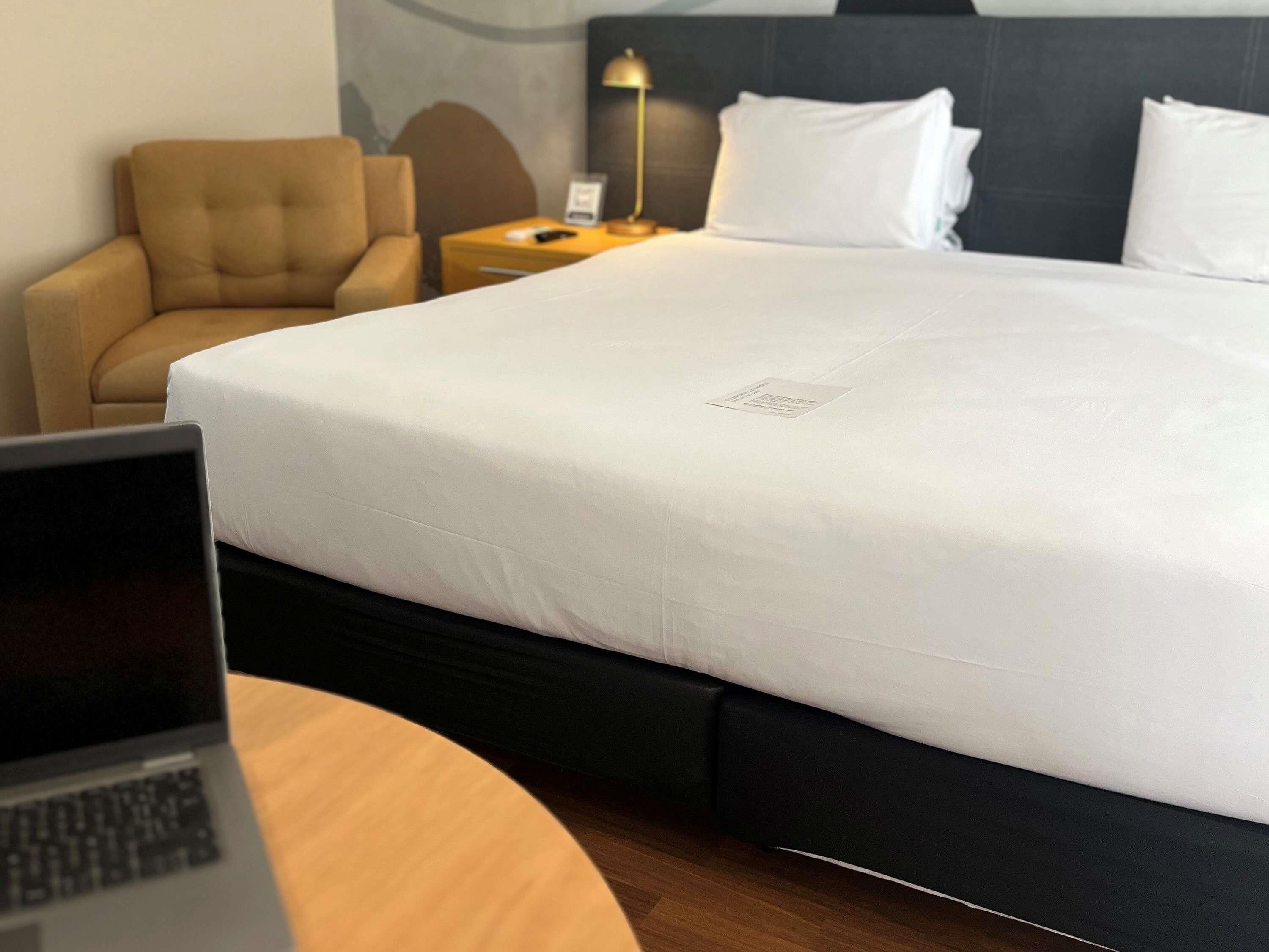 Ropa de cama de alta calidad y minibar 