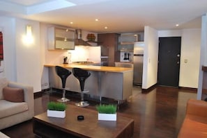 Presidential Suite | Private kitchen | Full-sized fridge, microwave, stovetop, coffee/tea maker - Arlington Place (Bogota)