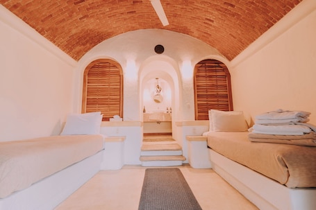 Junior Twin Room | 1 bedroom, premium bedding, in-room safe